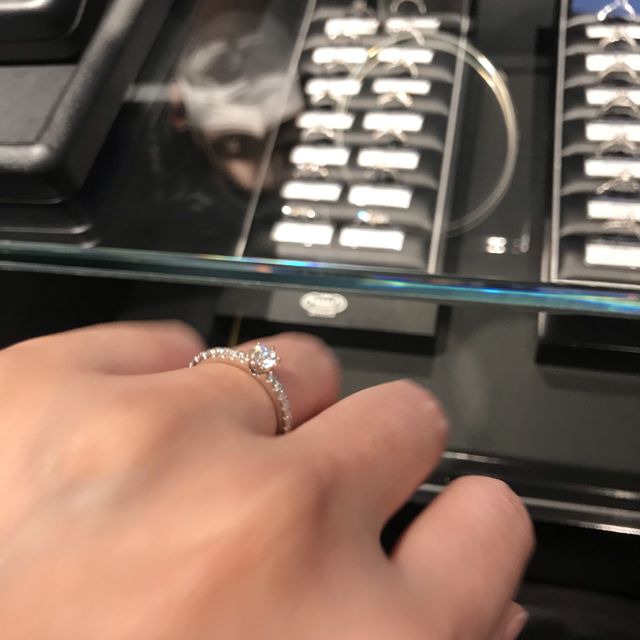 【エクセルコダイヤモンド(EXELCO DIAMOND)の口コミ】 シンプルなものでアーム部分がパヴェになっているものを探していました。
…