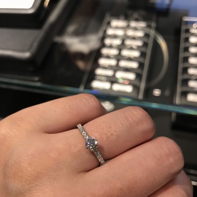 【エクセルコダイヤモンド(EXELCO DIAMOND)の口コミ】 シンプルなものでアーム部分がパヴェになっているものを探していました。
…