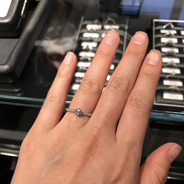 【エクセルコダイヤモンド(EXELCO DIAMOND)の口コミ】 シンプルなものでアーム部分がパヴェになっているものを探していました。
…