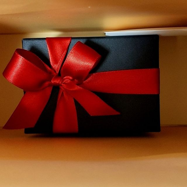 【ラザール ダイヤモンド(LAZARE DIAMOND)の口コミ】 彼の手は大きく節が目立つタイプ。私は小さく短い指と、タイプの違う手で…