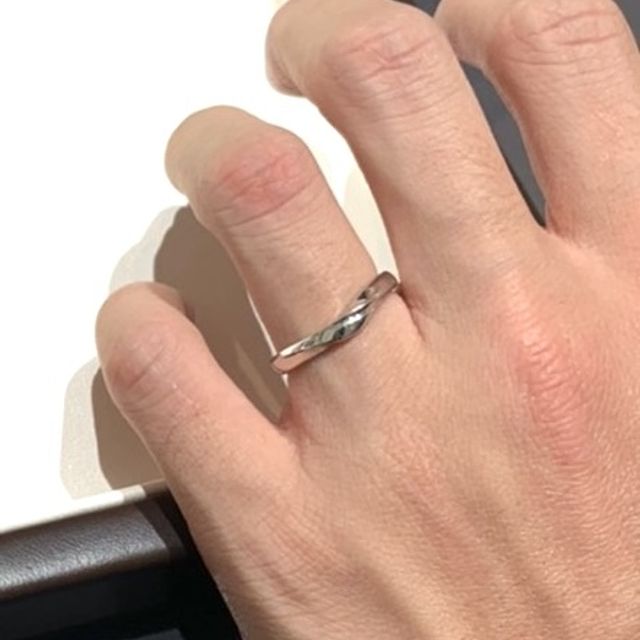 【俄(にわか)の口コミ】 自分は男性が指輪を着けるのであれば細身よりも太身な方が良かったので、…