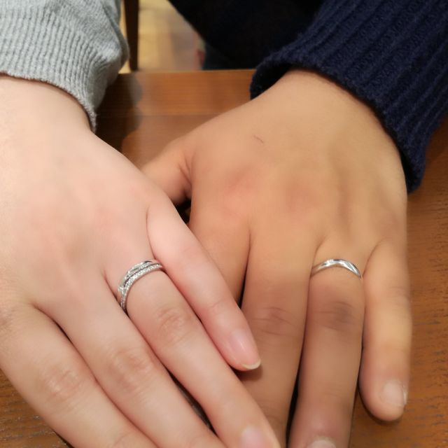 【TRECENTI(トレセンテ)の口コミ】 ウェーブ型の指輪で、結婚指輪が一粒ダイヤがあり、婚約指輪がエタニティ…