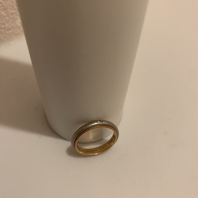 【ヴァンドーム青山(VENDOME AOYAMA)の口コミ】 なかなかないデザインに一目惚れをして購入しました。表がシルバーの内側…