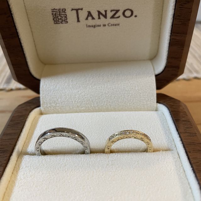 【TANZO.(鍛造指輪)の口コミ】 素材はプラチナと18kのペアで。
こだわりはなんといっても側面のデザイン…