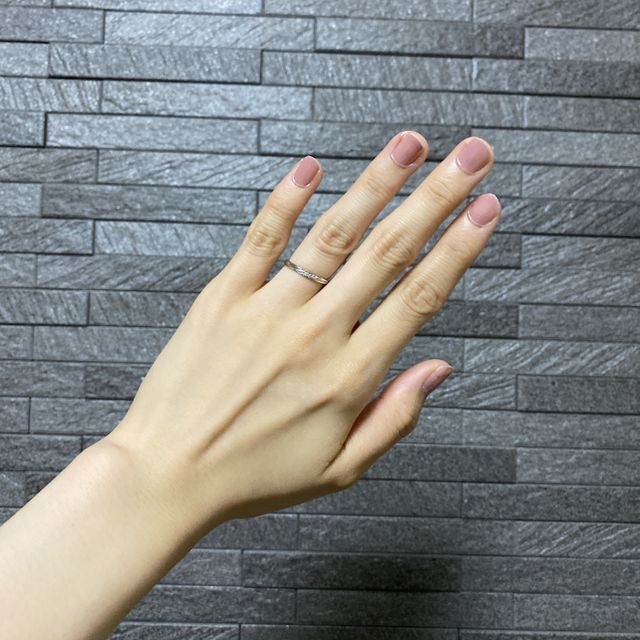 【Love Bond(ラブボンド)の口コミ】 デザインを見て決めました。斜めに入って光の加減で光って見える石と、細…