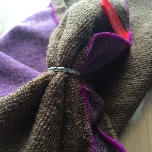 【カルティエ(Cartier)の口コミ】 デザインに一目惚れして購入しました。
表側のカーブしたデザインが指を細…