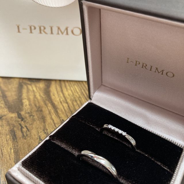 【アイプリモ(I-PRIMO)の口コミ】 指が細く綺麗に見えるV字のデザインで、とても気に入りました。婚約者は少…