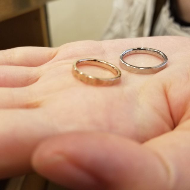 【鎌倉彫金工房の口コミ】 夫のはプラチナ、妻のはピンクゴールドでどっちもつちめデザインで自分達…