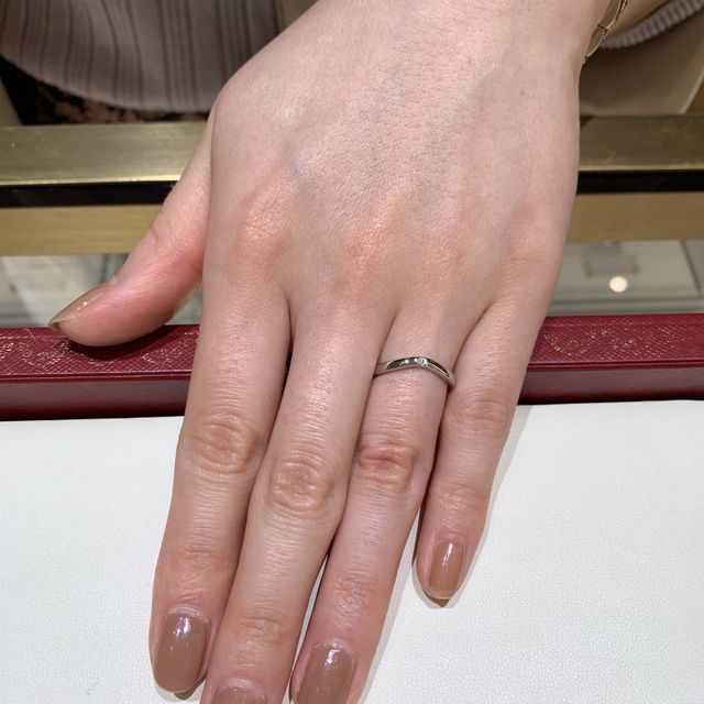 【カルティエ(Cartier)の口コミ】 指輪のデザインはシンプルですが、真ん中にダイヤモンドがセットされてい…