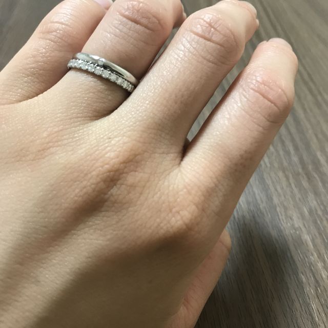 【銀座ダイヤモンドシライシの口コミ】 エタニティリングが豪華でそれだけで存在感もすごく、一粒ダイヤの指輪に…