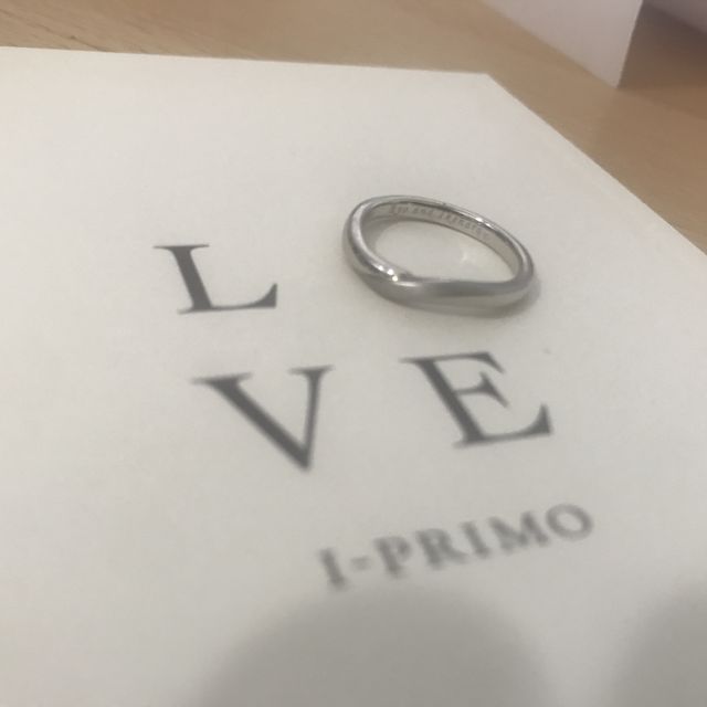 【アイプリモ(I-PRIMO)の口コミ】 シンプルなプラチナデザインだが、アクセントで一部だけ研磨されており、…