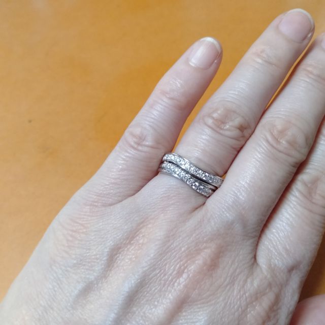【CRAFY(クラフィ)の口コミ】 結婚指輪がカーブのついているものだったので、それに合わせて普段一緒に…