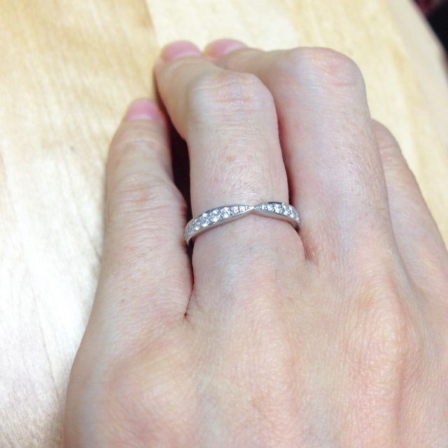 【ティファニー(Tiffany & Co.)の口コミ】 色々検討しましたが、フォルムとどの角度からもキラキラ輝くダイヤの多さ…