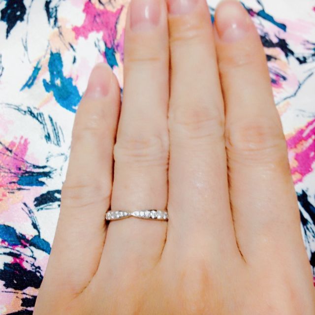 【ティファニー(Tiffany & Co.)の口コミ】 色々検討しましたが、フォルムとどの角度からもキラキラ輝くダイヤの多さ…