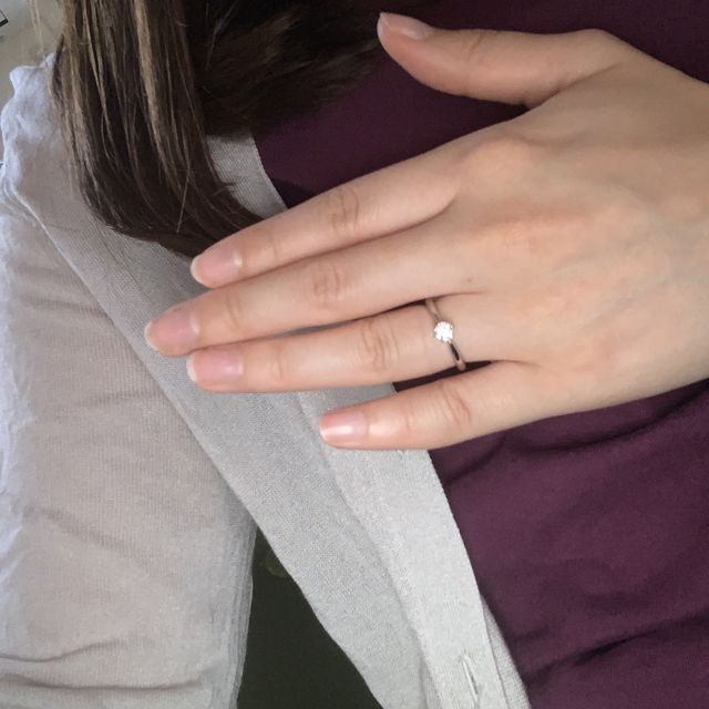 【銀座ダイヤモンドシライシの口コミ】 王道のデザインで結婚指輪と重ね付けできるデザイン。
飽きのこないデザイ…