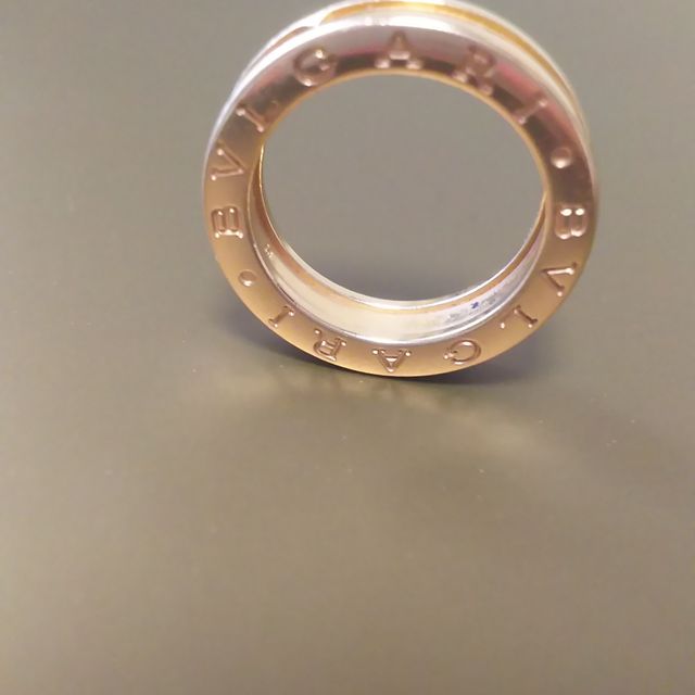 【ブルガリ(BVLGARI)の口コミ】 シンプルなデザインですが、存在感があり気に入りました。結婚指輪という…