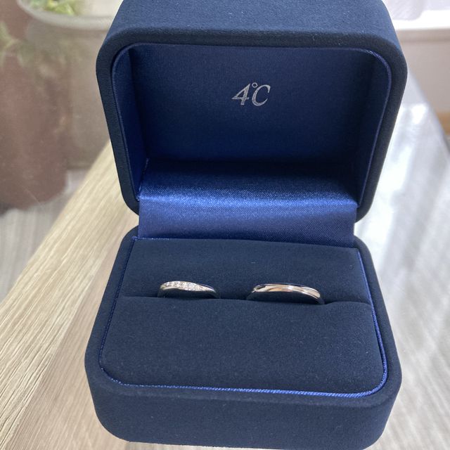 【4℃ BRIDAL(ヨンドシーブライダル)の口コミ】 ダイヤモンドがついていて華奢で可愛らしいデザインを探していました。こ…