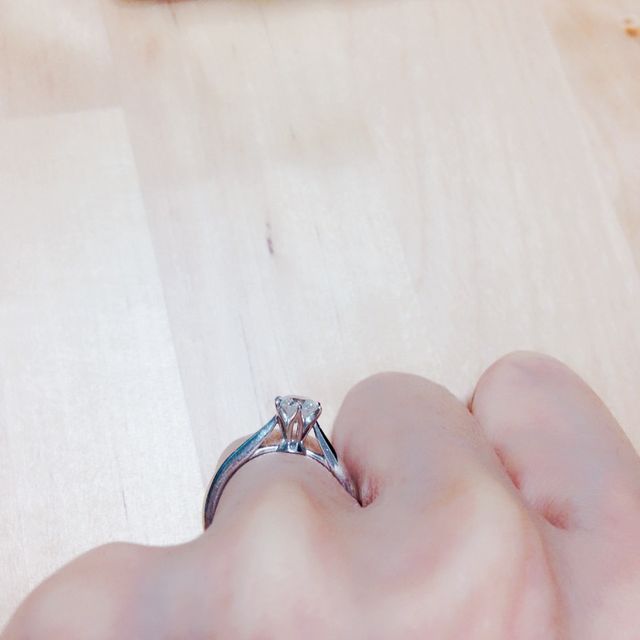 【銀座ダイヤモンドシライシの口コミ】 これぞ婚約指輪！というような縦爪の一粒ダイヤがついている指輪を探して…