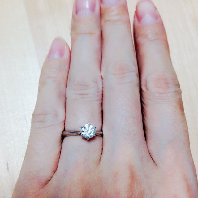 【銀座ダイヤモンドシライシの口コミ】 これぞ婚約指輪！というような縦爪の一粒ダイヤがついている指輪を探して…