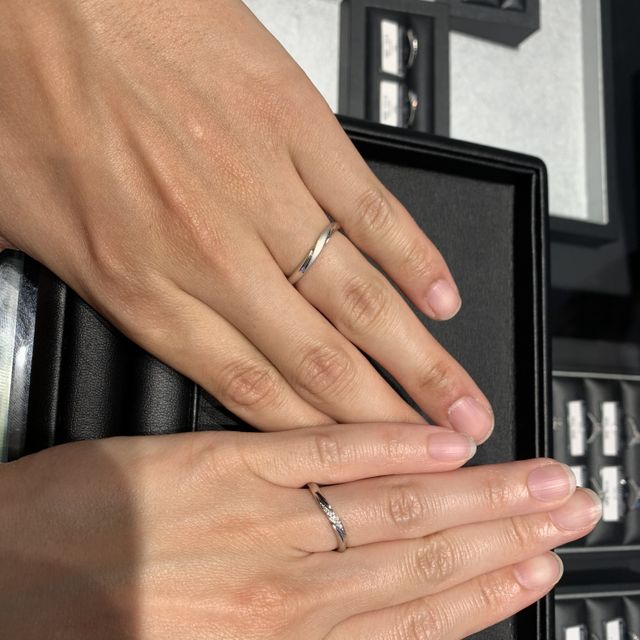 【エクセルコダイヤモンド(EXELCO DIAMOND)の口コミ】 シンプルなデザインの指輪を探していました。ウェーブの形は指が綺麗に見…
