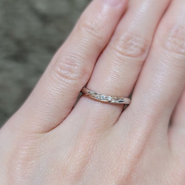 【AMOUR AMULET(アムール・アミュレット)の口コミ】 結婚指輪では珍しい2カラーとの事で試着してみた所とても可愛くほかのブラ…