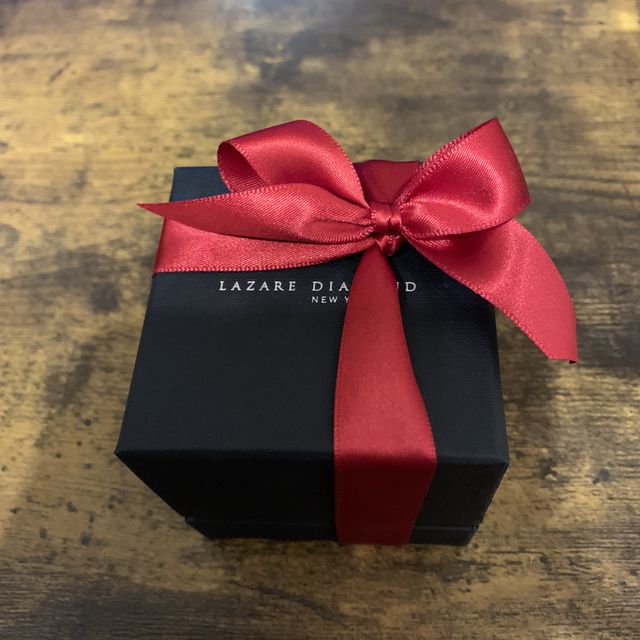 【ラザール ダイヤモンド(LAZARE DIAMOND)の口コミ】 指輪のデザインが可愛かった。ダイヤの周りにメレダイヤがあしらわれてい…