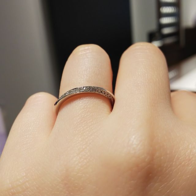 【銀座ダイヤモンドシライシの口コミ】 商品名のように、ブーケにみたてたダイヤがリングに巻き付いているような…