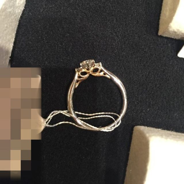 【ケイウノ ブライダル(K.UNO BRIDAL)の口コミ】 サイドから見ると可愛らしいリボンのデザインですが、上から見えるとスタ…