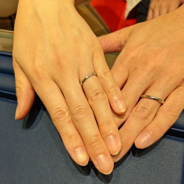【銀座ダイヤモンドシライシの口コミ】 ストレートタイプで、細くて華奢な指輪を探していました。デザインはシン…