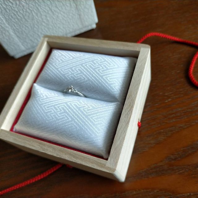 【TOMOE(トモエ)の口コミ】 婚約者と同じ名前の指輪を見つけて即決しました。幸せを願うこころに笑み…