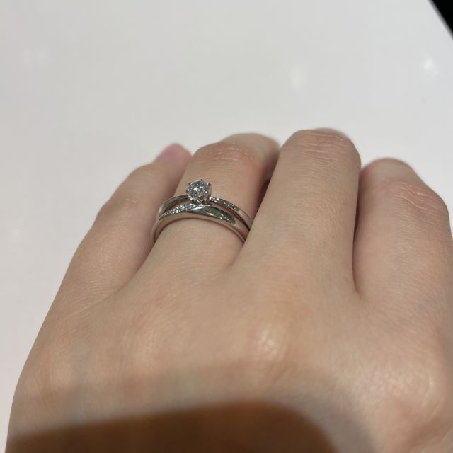 【TRECENTI(トレセンテ)の口コミ】 ダイヤモンドの下に空間があり浮いているデザインでとても素敵でした。
指…