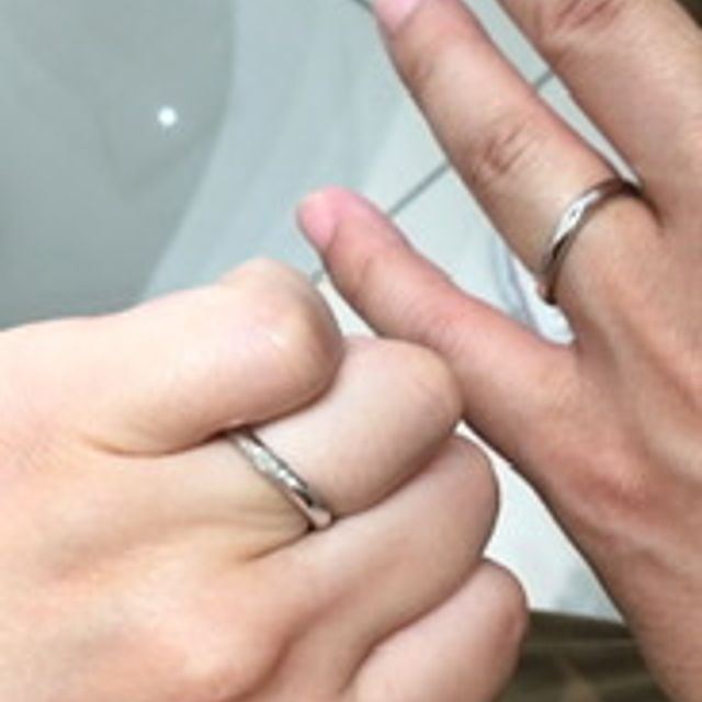 【4℃ BRIDAL(ヨンドシーブライダル)の口コミ】 360°ウェーブになっており、つけた時に、指にしっくりきます。男性の…