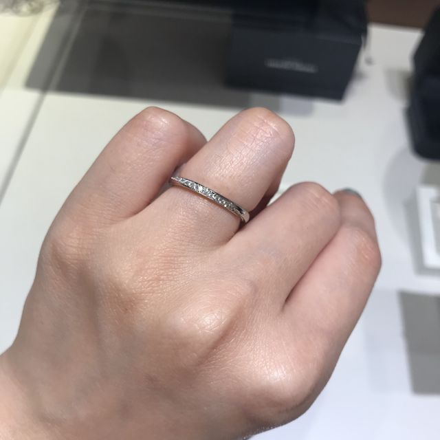 【銀座ダイヤモンドシライシの口コミ】 斜めに捩れるようにダイヤが散りばめられているデザインで、ずっと眺めて…