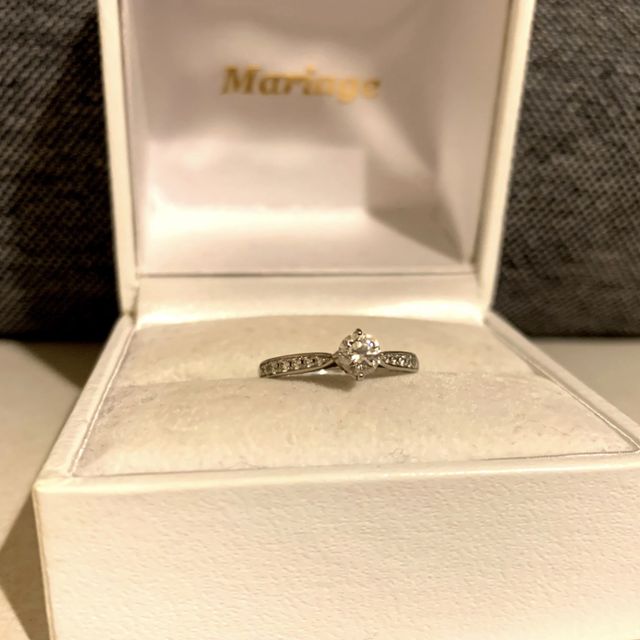 【Mariage ent(マリアージュエント)の口コミ】 ねじれていたりせず、左右対称で、且つ華やかな指輪にしたくてこのデザイ…
