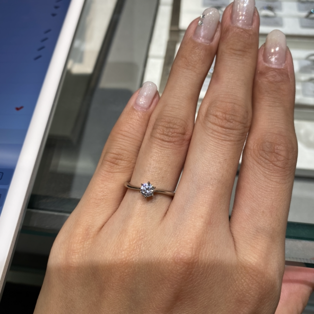 【アイプリモ(I-PRIMO)の口コミ】 シンプルだが中央にかけて細くなっているため、指が長く、かつダイヤが際…