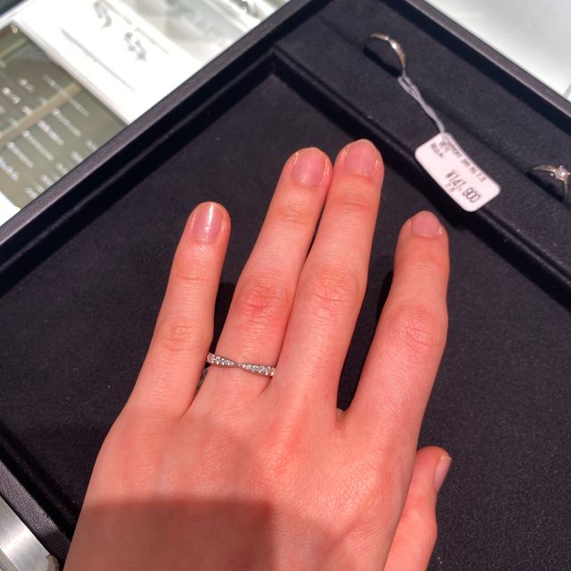 【ティファニー(Tiffany & Co.)の口コミ】 デザインがとても可愛らしいです。ちょっと派手かなと思ったものの、着用…