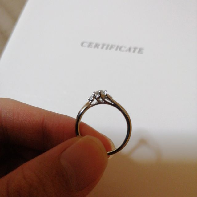 【銀座ダイヤモンドシライシの口コミ】 デザインがとてもきれいで、自分の指にもフィットする感じがしました。事…