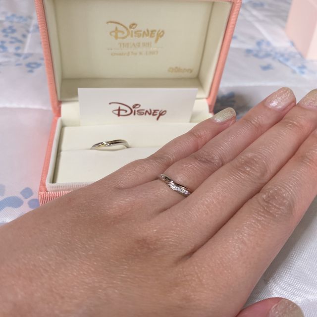 【ケイウノ ブライダル(K.UNO BRIDAL)の口コミ】 小さいダイヤが5つ入っていて金と銀の2色のリングで華やかで綺麗だったか…