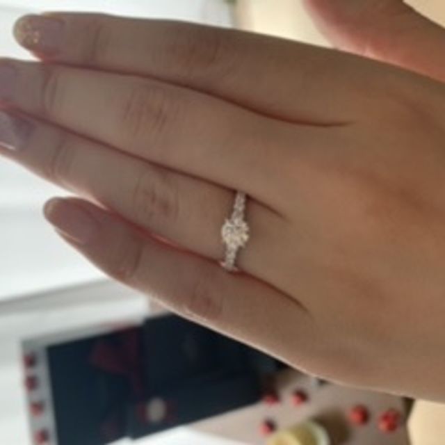 【エクセルコダイヤモンド(EXELCO DIAMOND)の口コミ】 【デザイン】
指よりも存在感のあるデザインに惹かれました。
元々はシン…