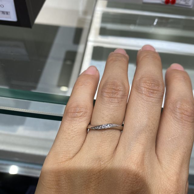 【銀座ダイヤモンドシライシの口コミ】 どこからみてもダイヤモンドのキラキラが見えて面白いデザインでした。
お…