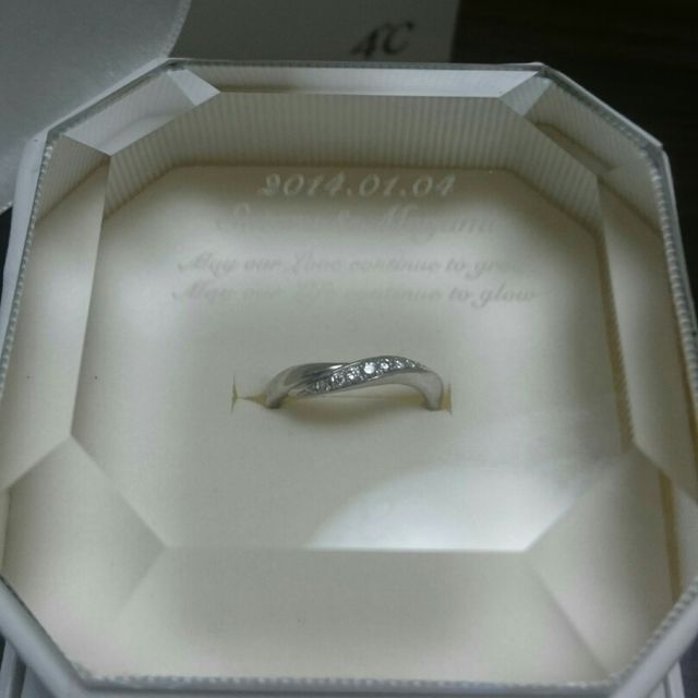 【4℃ BRIDAL(ヨンドシーブライダル)の口コミ】 先に婚約指輪を頂いており、それと一緒につけて合う物を前提に探したかっ…