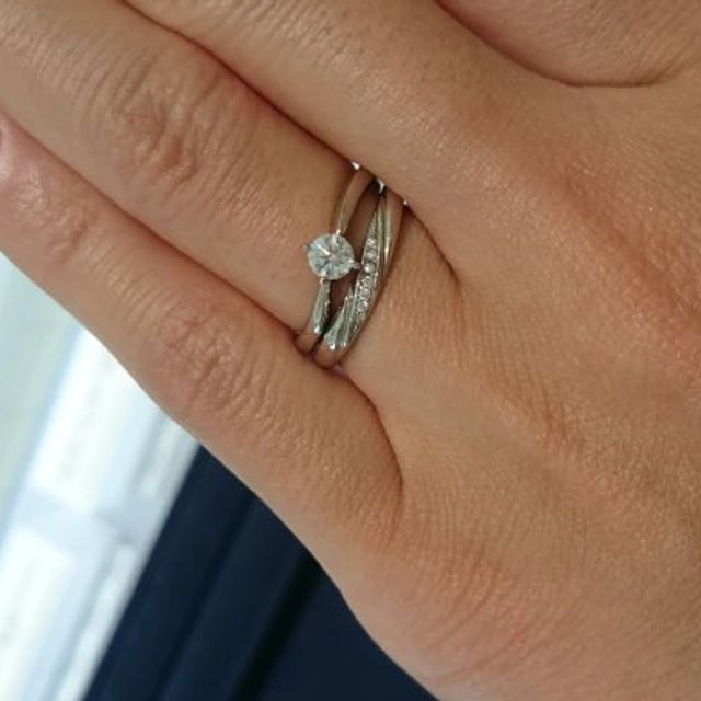 【4℃ BRIDAL(ヨンドシーブライダル)の口コミ】 エンゲージリングは最初シンプルなストレートラインで探していましたが、…