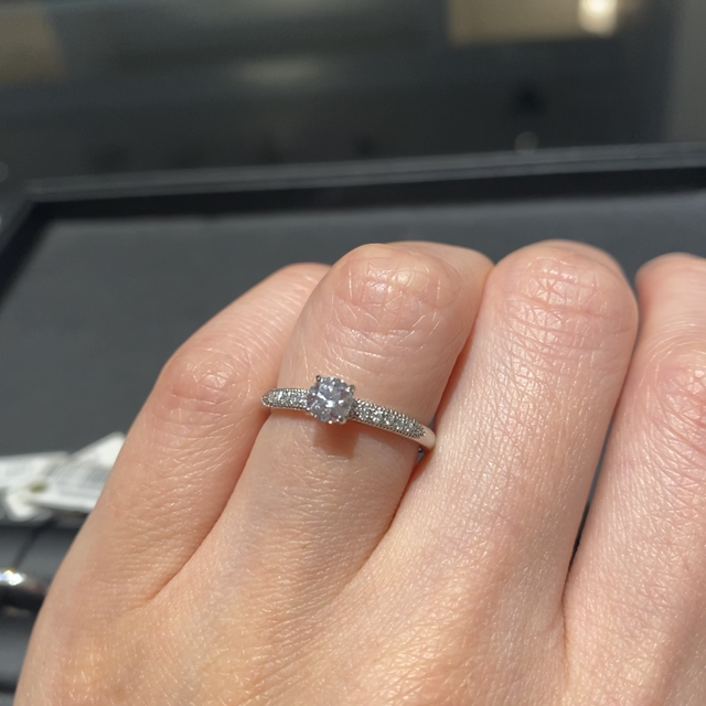 【エクセルコダイヤモンド(EXELCO DIAMOND)の口コミ】 周りの手彫りが他にはないデザインでとても可愛く、デザイン的にはかなり…