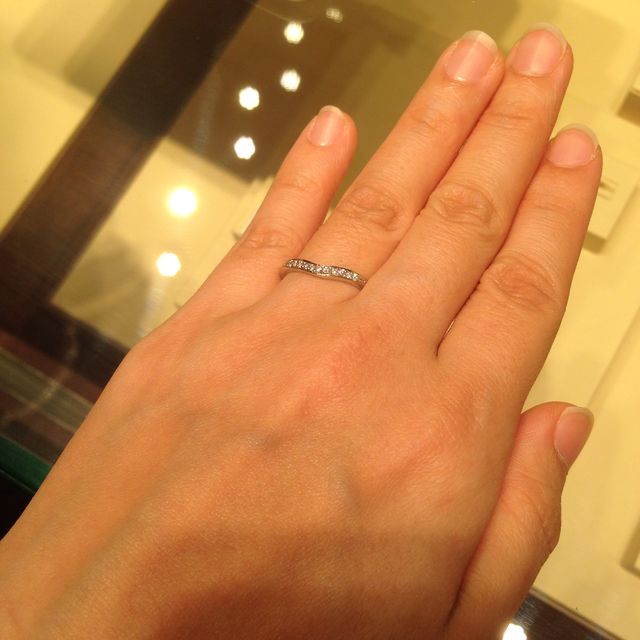 【ギンザタナカブライダル(GINZA TANAKA BRIDAL)の口コミ】 ハーフエタニティーでダイヤがたくさん使われていて、存在感があります。…