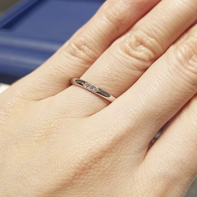 【銀座ダイヤモンドシライシの口コミ】 ダイヤモンドが小ぶりで嫌味じゃないデザインが良かったです。
埋め込み式…