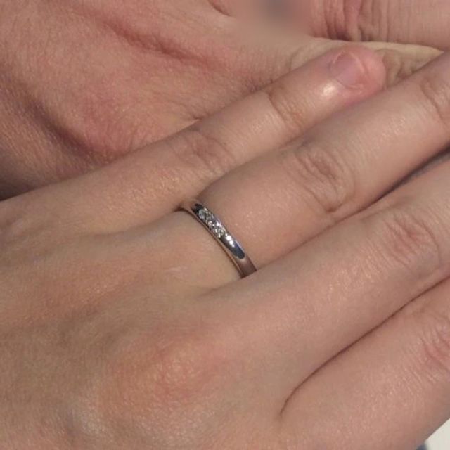 【銀座ダイヤモンドシライシの口コミ】 大きめのダイヤモンドが３石並ぶシンプルで上品なデザインが気に入りまし…