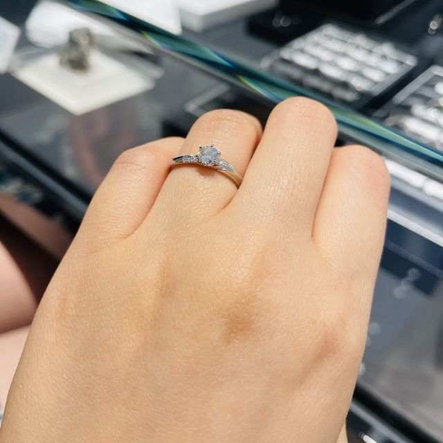 【エクセルコダイヤモンド(EXELCO DIAMOND)の口コミ】 ウェーブタイプの指輪を探していて
いろいろあった中でウェーブ過ぎずナチ…