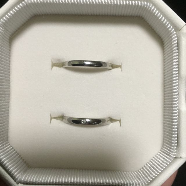 【4℃ BRIDAL(ヨンドシーブライダル)の口コミ】 シンプルなデザイン重視でした。主人があまり出っ張っていたりするデザイ…