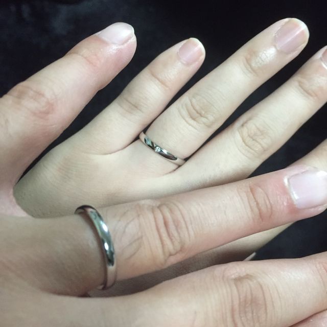 【4℃ BRIDAL(ヨンドシーブライダル)の口コミ】 シンプルなデザイン重視でした。主人があまり出っ張っていたりするデザイ…