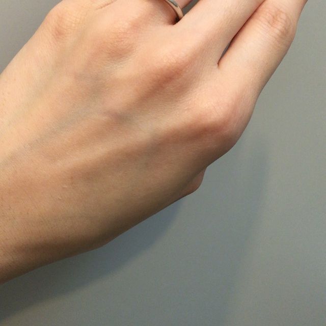 【4℃ BRIDAL(ヨンドシーブライダル)の口コミ】 メレダイヤ含めて、ダイヤが3つ連なっているデザインがいいなと漠然と思っ…